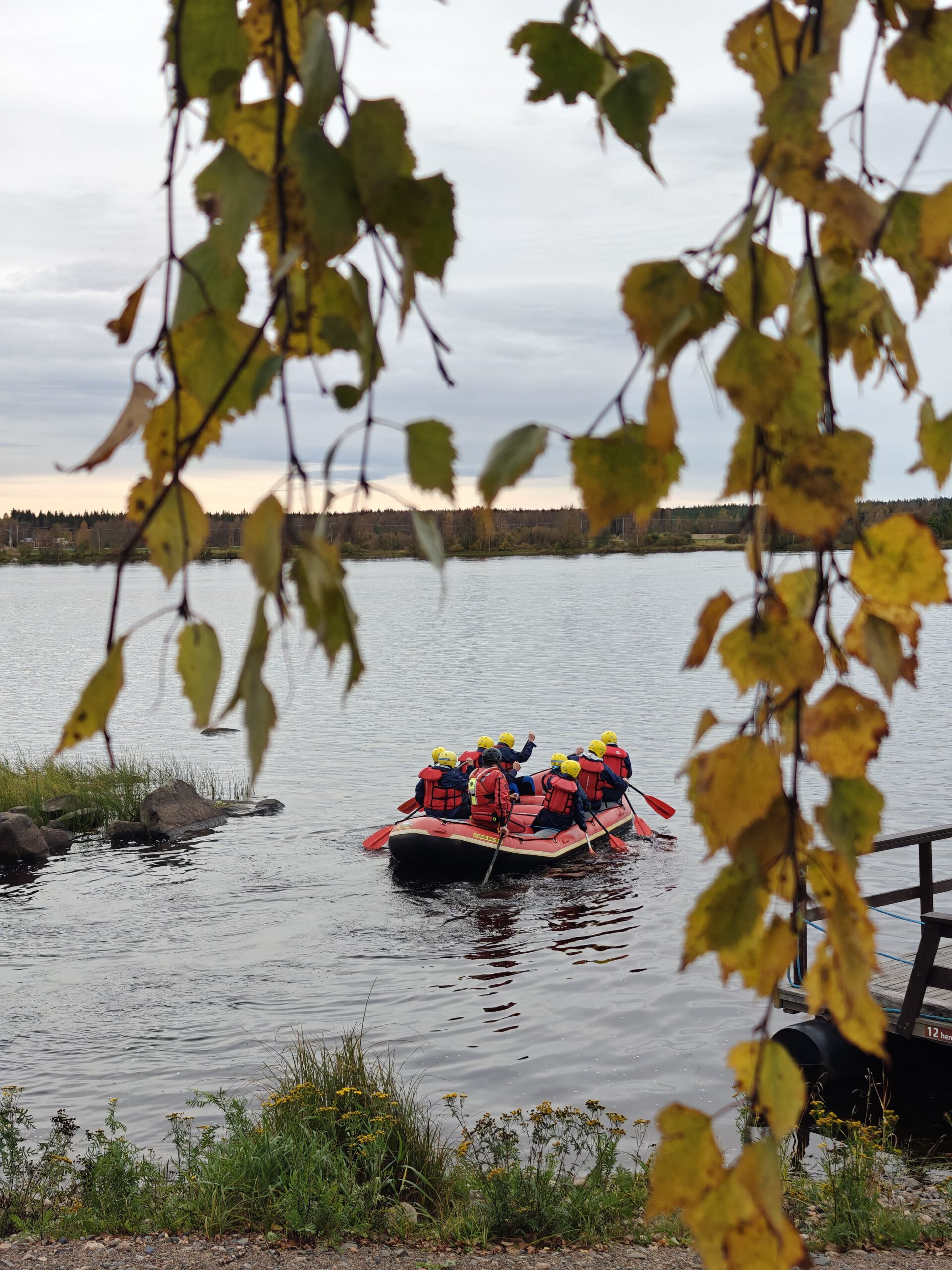 Kukkolankosken&shy;lasku kumiveneellä